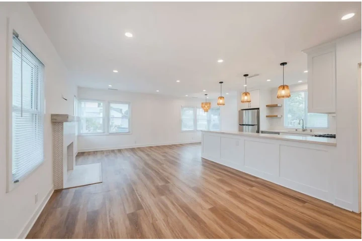 $2560 : Hardwood Floor image 3