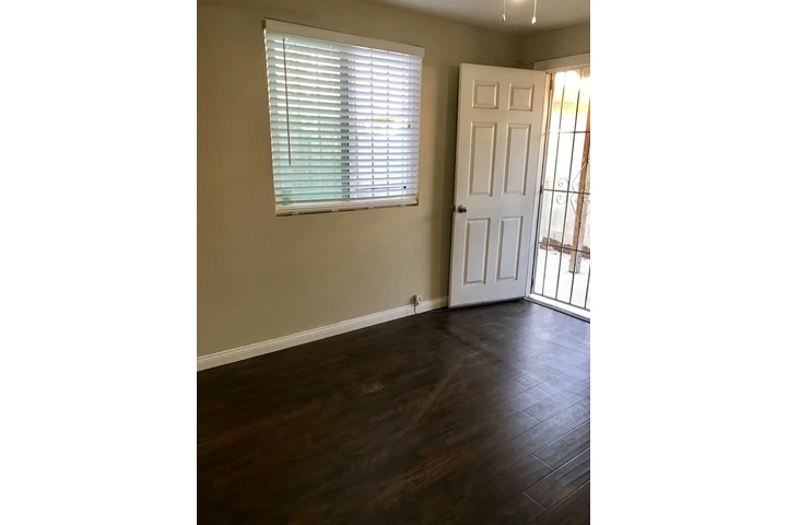 $1200 : Estudio en Paramount image 8