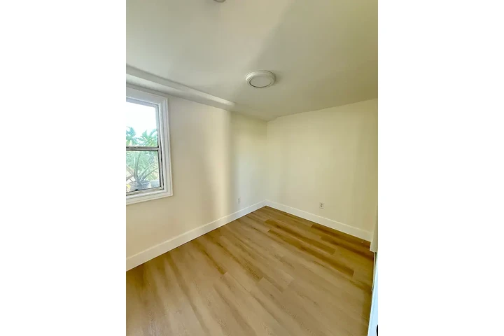 $2800 : 433 W Century Blvd. LA, CA image 7