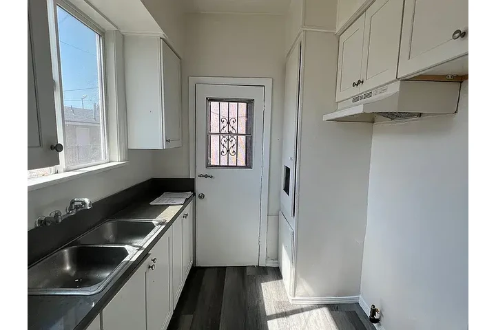 $1250 : Fresh 1bd 1ba @ Huntington image 3