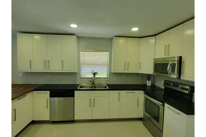 $2200 : Spacious 3-bedroom, 2-bath image 5