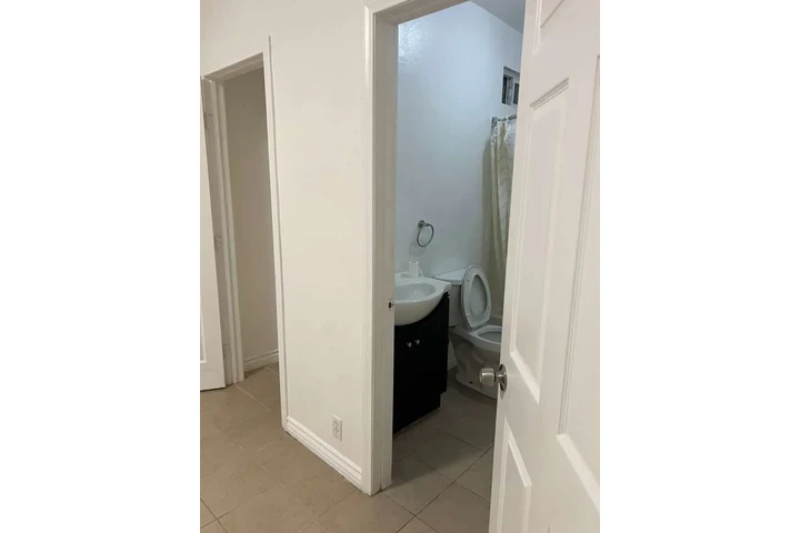 $1150 : Cuartos en renta image 3