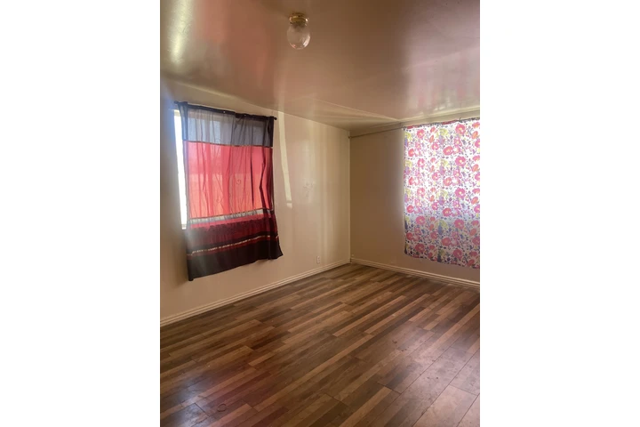 $1 : Cuarto Grande image 1