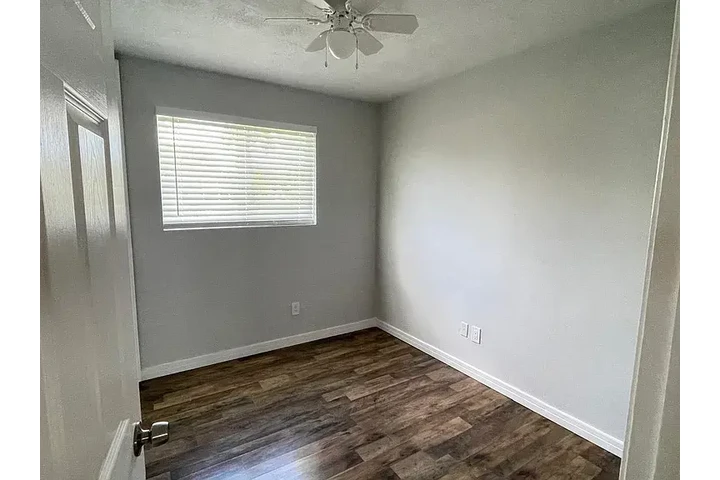 $800 : This 2 bedroom, 1-bathroom image 7