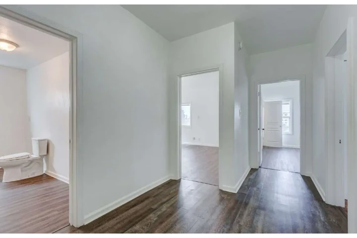 $1900 : 2 Bedroom Apt in James M Wood image 4