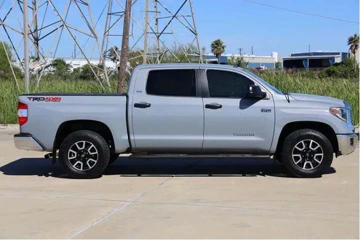 $30172 : Toyota Tundra 2018 4x4 SR5 4 image 4