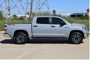 $30172 : Toyota Tundra 2018 4x4 SR5 4 thumbnail