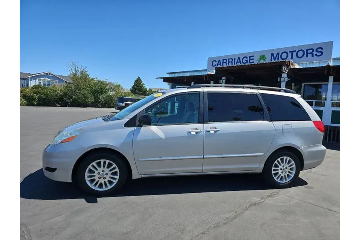$10995 : 2010 Sienna LE 7-Passenger image 2