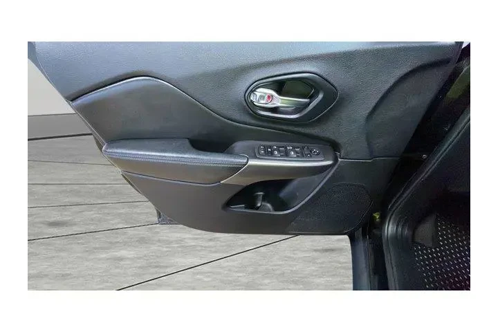 $16981 : Jeep Cherokee 2020 4x4 Latit image 9