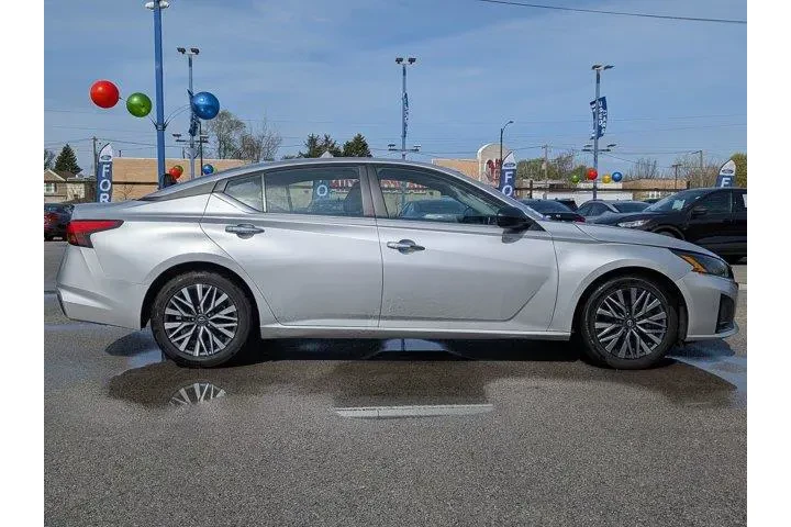 $17999 : Nissan Altima 2024 2.5 SV 4d image 3