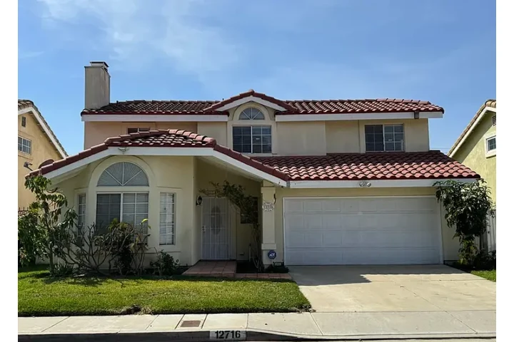 $2750 : spacious, open living home image 1