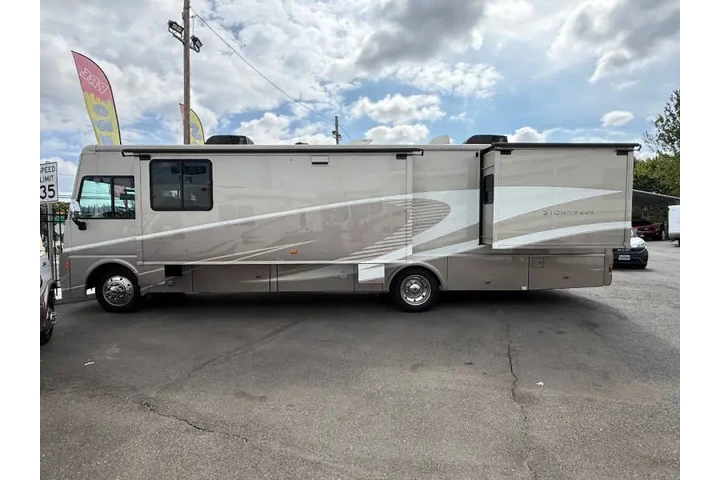 $68500 : 2017 Winnebago Sightseer 35G image 1