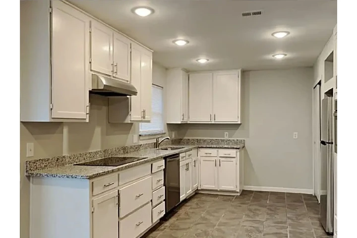 $900 : Charming 3-bedroom home image 2