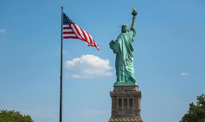 Estatua de la libertad y bandera de ee uu