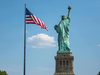 Estatua de la libertad y bandera de ee uu