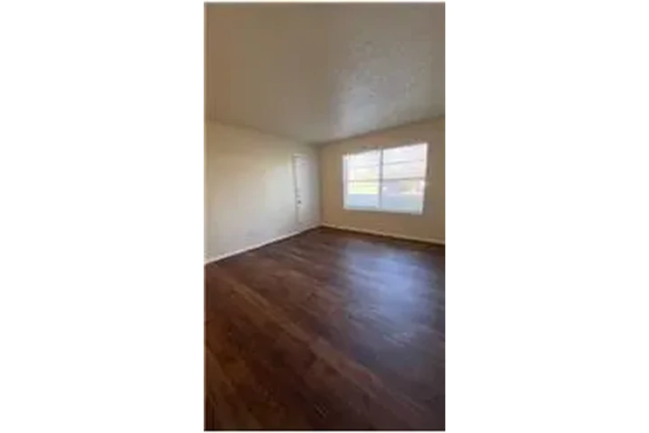 $725 : Rental property with 1 bedro image 5