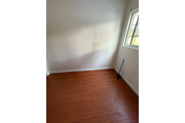 $728 : Buena área image 4