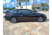$24990 : Hyundai ELANTRA 2024 SEL 4dr thumbnail