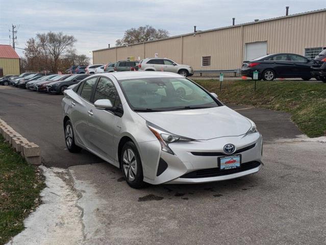 $17990 : 2017 Prius Four image 9