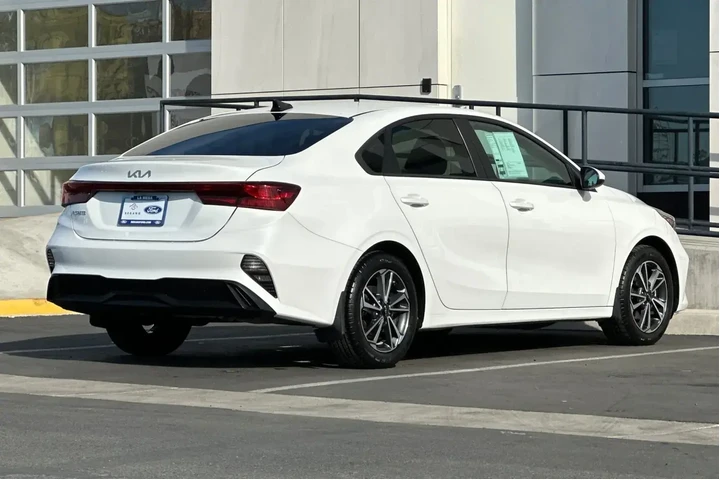 $16900 : Kia Forte 2023 LXS 4dr Sedan image 3
