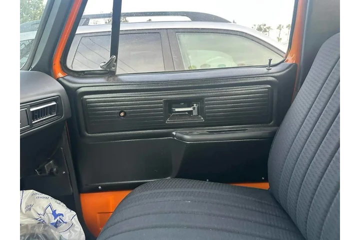 $10500 : Chevrolet long bed Truck image 9