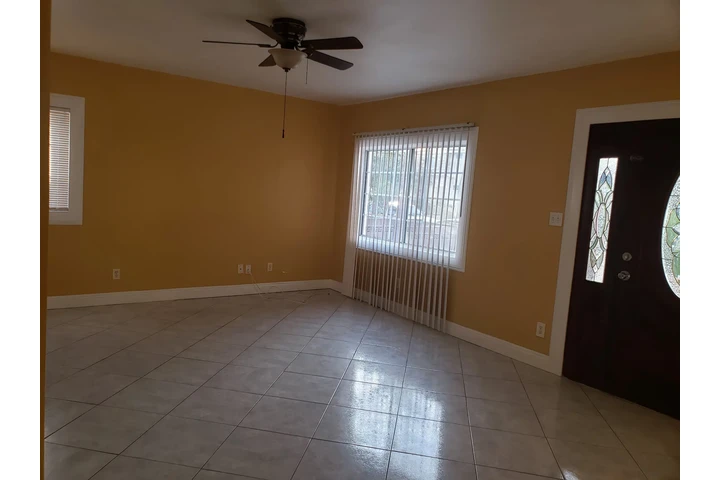 $1 : Casa 2 Rec en Montebello image 4