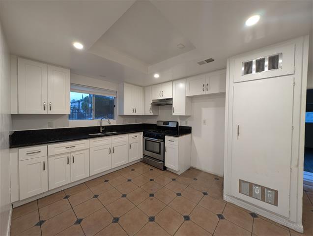 $2800 : NORTH HOLLYWOOD APT. DE 3 RECS image 1