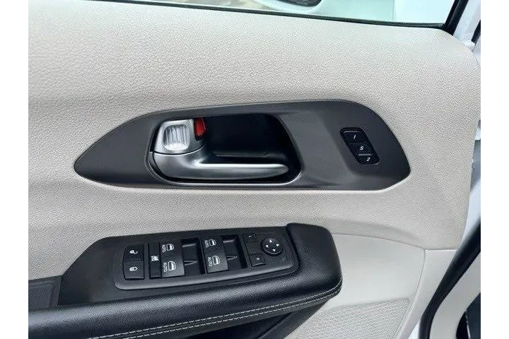 $25264 : Chrysler Pacifica Hybrid 202 image 10