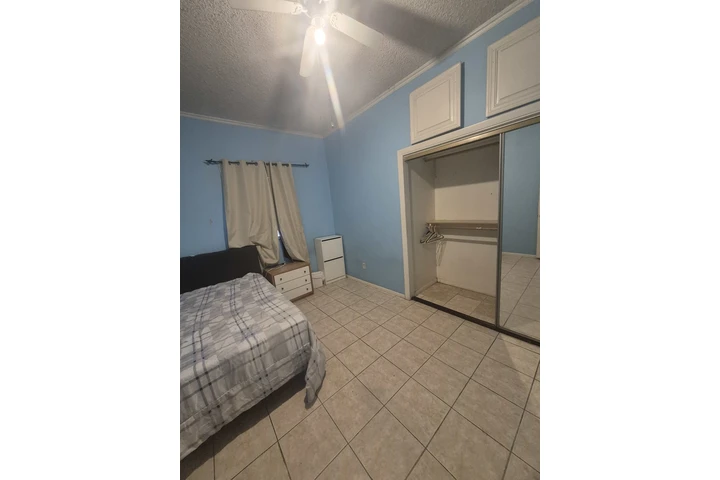 $875 : Cuarto de renta image 2