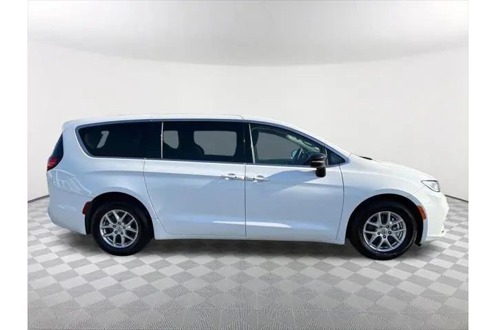 $26391 : Chrysler Pacifica 2024 Touri image 4