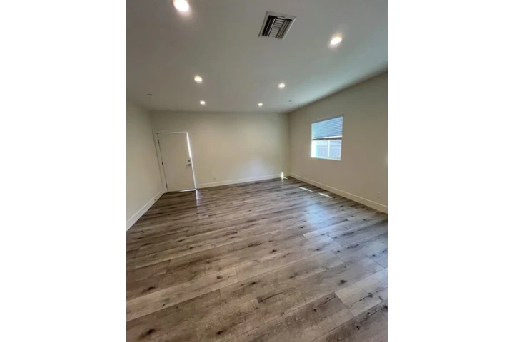 $1955 : 2 Bedroom Apt in W Pico Blvd image 6