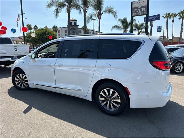 $32997 : 2021 Pacifica Hybrid Limited image 4