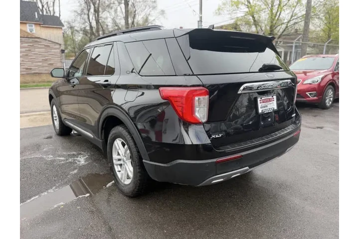 2022 Explorer XLT image 6