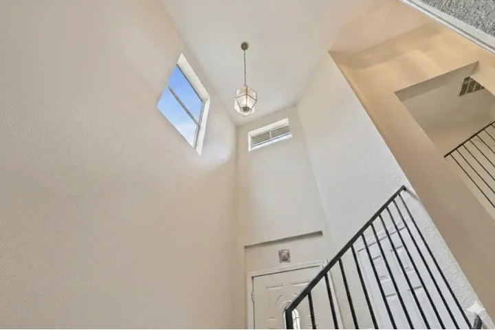 $1250 : 3 Bedroom Renta - Listo image 2