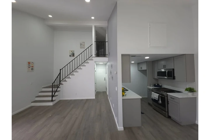 $2590 : Bella casa remodelada 2 pisos image 2