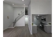 $2590 : Bella casa remodelada 2 pisos thumbnail