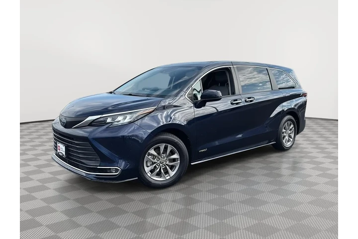 $32447 : Silver Certified 2021 Sienna image 1