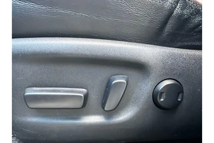 $13925 : Toyota RAV4 2013 AWD Limited image 2