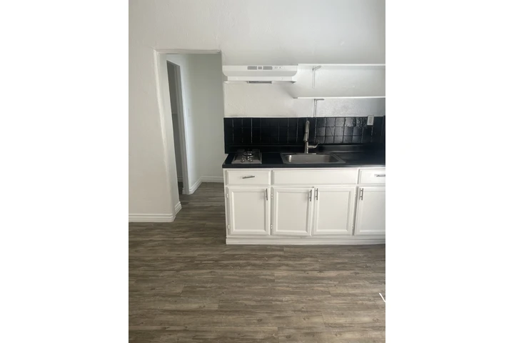 $1395 : 1443 BONNIE BRAE image 1