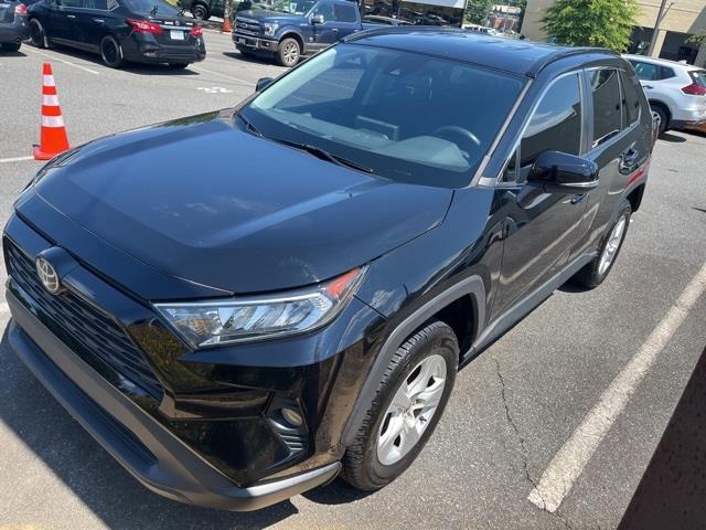 $25105 : PRE-OWNED 2021 TOYOTA RAV4 XLE image 1