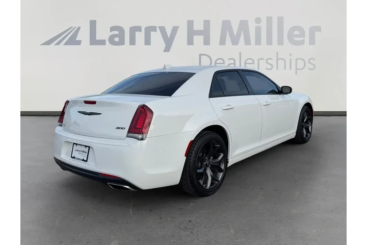 $28692 : Chrysler 300 2023 Touring 4d image 5