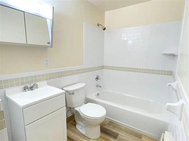 $1350 : Single in Lynwood image 3