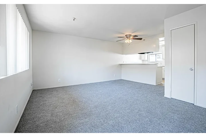 $1795 : Courtyard 1 Bd 1 Bath $1,795 image 5