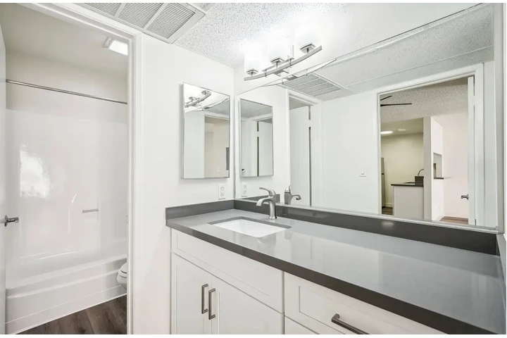 $1400 : 1bed and 1bath for rent image 2