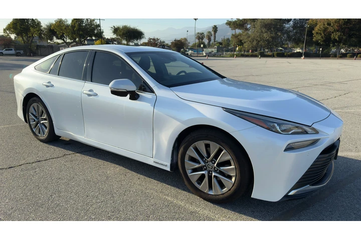 $5700 : 2023 TOYOTA MARAI XLE image 2