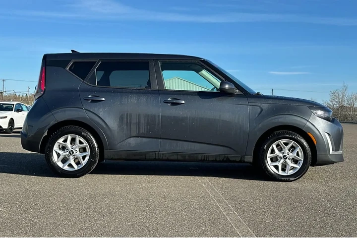 $16981 : Kia Soul 2023 LX 4dr Crossov image 2