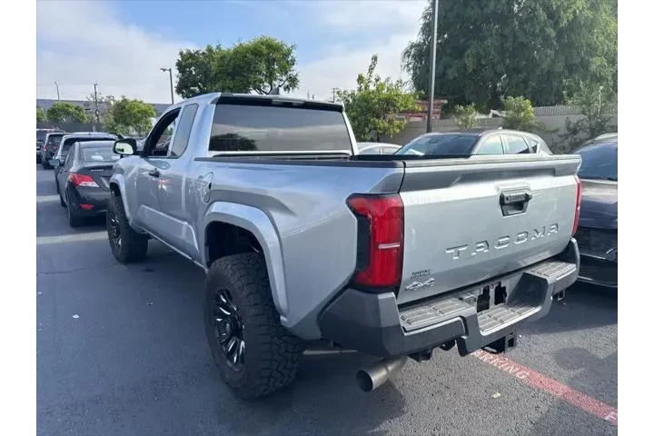 $33995 : Toyota Tacoma 2024 4x4 SR 2d image 2