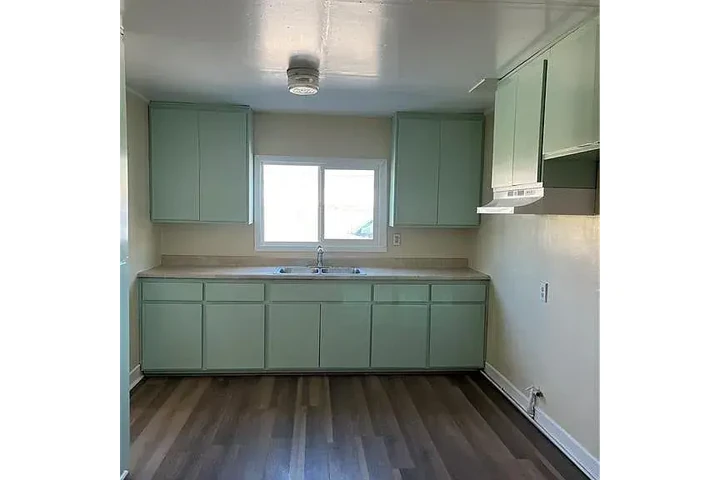 $900 : Charming and freshly updated 2 image 5