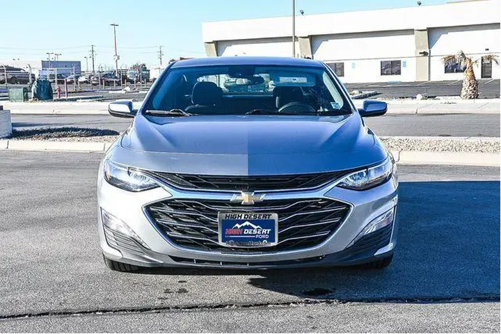 $17288 : Chevrolet Malibu 2023 LT 4dr image 2