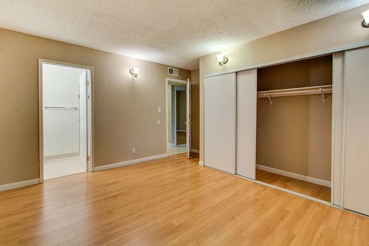 $800 : Home...Las Vegas, NV image 3